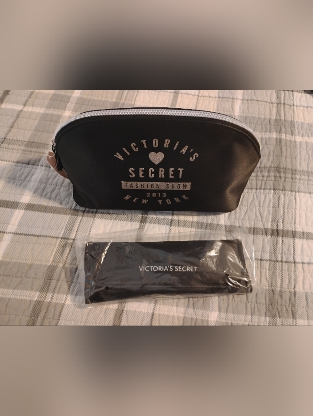 💕 🖤💕💄Victoria's Secret Cosmetic Pouch with Matching Case & Brushes
